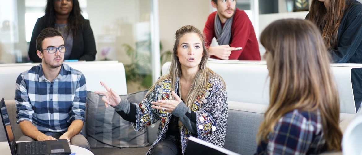 Psychoterapię dorosłych, młodzieży i dzieci, coaching, warsztaty rozwojowe, szkolenia dla firm, konsultacja psychologiczna, terapia grupowa, action learning, wykłady i spotkania otwarte