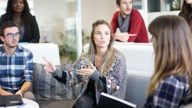 Psychoterapię dorosłych, młodzieży i dzieci, coaching, warsztaty rozwojowe, szkolenia dla firm, konsultacja psychologiczna, terapia grupowa, action learning, wykłady i spotkania otwarte